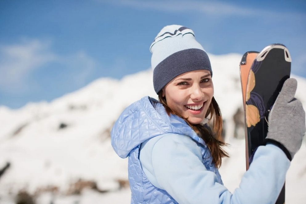 Femme faisant du ski sans lunettes